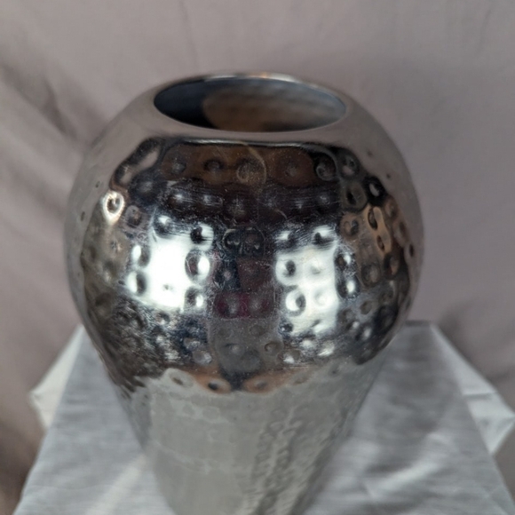 Metal vase with a gunmetal look in great condition - Picture 5 of 8